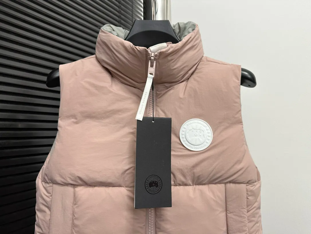 P490 【CANADA GOOSE】PASTELS white label series down vest. The white label series is a capsule limited series and the most popular PASTELS series this year. The chest labels are all white badges with pure silicone texture. The pattern has a strong contrast between concave and convex. The topographic map of Canada on the badge is lifelike. The plastic material used for currency logos on the market is very hard to the touch! Our original independent order accessories are all one-to-one customized original accessories. The imported YKK zippers have correct teeth, while the teeth of the fake zippers are very thick. The zipper webbing logo is printed with 3M fluorescent printing, and the original custom-made washable label. The placket webbing and wiring details are all restored to the original ones. Size: XS S M L XL XXL